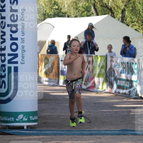 01.09.2024 - 17. Tribühne Triathlon Michael Strokosch http://msf.ph/oto/6941738 01.09.2024 09:19:48 Ziel 1487 meine-sportfotos.de