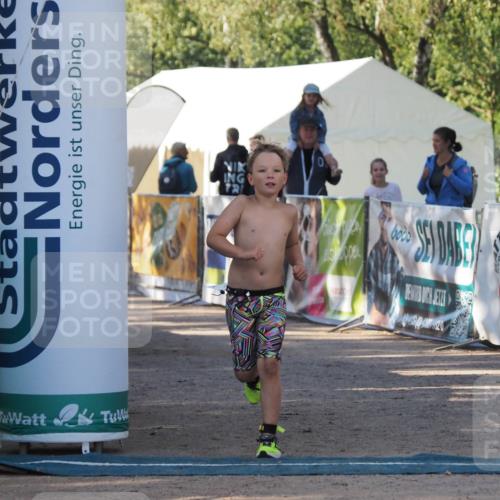 01.09.2024 - 17. Tribühne Triathlon Michael Strokosch http://msf.ph/oto/6941739 01.09.2024 09:19:48 Ziel 1487 meine-sportfotos.de