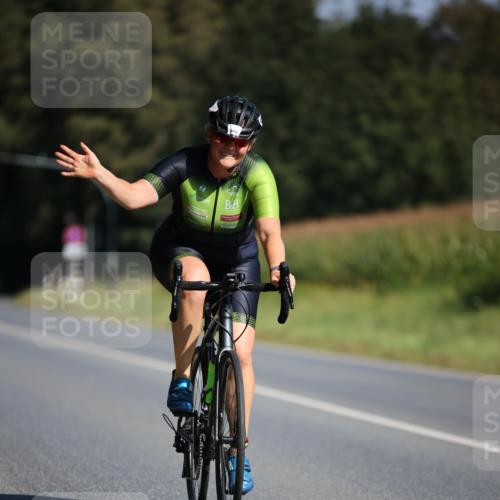 01.09.2024 - 17. Tribühne Triathlon H.Heesch http://msf.ph/oto/6942144 01.09.2024 11:18:31 Radfahren 406, 432 meine-sportfotos.de
