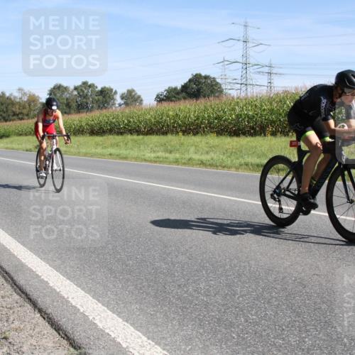 01.09.2024 - 17. Tribühne Triathlon H.Heesch http://msf.ph/oto/6942522 01.09.2024 11:12:34 Radfahren 327, 367, 379 meine-sportfotos.de