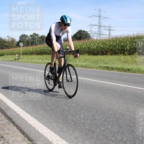 01.09.2024 - 17. Tribühne Triathlon H.Heesch http://msf.ph/oto/6943597 01.09.2024 11:36:37 Radfahren 309, 330, 409, 475, 545 meine-sportfotos.de