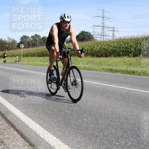 01.09.2024 - 17. Tribühne Triathlon H.Heesch http://msf.ph/oto/6943690 01.09.2024 11:38:10 Radfahren 390, 431, 489, 529, 553 meine-sportfotos.de
