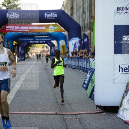01.09.2024 - BARMER Alsterlauf Kathrin Stürmer Photography http://msf.ph/oto/6969513 01.09.2024 09:33:27 Ziel 2021, 2407, 3806, 3814, 3899, 4040, 4377, 4747, 4772, 4987, 5009, 8280, 32, 4372 meine-sportfotos.de