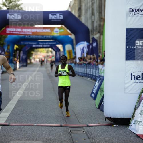01.09.2024 - BARMER Alsterlauf Kathrin Stürmer Photography http://msf.ph/oto/6969514 01.09.2024 09:33:28 Ziel 2021, 2104, 2407, 3132, 3806, 3814, 3899, 4040, 4377, 4747, 4772, 4987, 5100, 8280, 32, 4372 meine-sportfotos.de