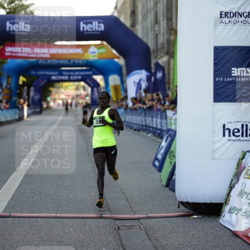 01.09.2024 - BARMER Alsterlauf Kathrin Stürmer Photography http://msf.ph/oto/6969515 01.09.2024 09:33:28 Ziel 2021, 2104, 2407, 3132, 3806, 3814, 3899, 4040, 4377, 4747, 4772, 4987, 5100, 8280, 32, 4372 meine-sportfotos.de