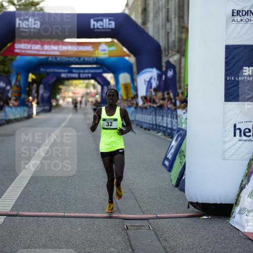 01.09.2024 - BARMER Alsterlauf Kathrin Stürmer Photography http://msf.ph/oto/6969516 01.09.2024 09:33:28 Ziel 2021, 2104, 2407, 3132, 3806, 3814, 3899, 4040, 4377, 4747, 4772, 4987, 5100, 8280, 32, 4372 meine-sportfotos.de