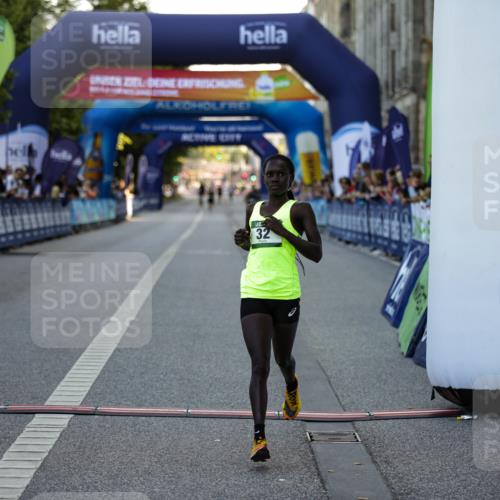 01.09.2024 - BARMER Alsterlauf Kathrin Stürmer Photography http://msf.ph/oto/6969519 01.09.2024 09:33:28 Ziel 2021, 2104, 2407, 3132, 3806, 3814, 3899, 4040, 4377, 4747, 4772, 4987, 5100, 8280, 32, 4372 meine-sportfotos.de
