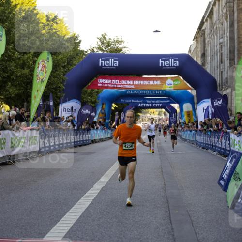 01.09.2024 - BARMER Alsterlauf Kathrin Stürmer Photography http://msf.ph/oto/6969612 01.09.2024 09:37:44 Ziel 2207, 2504, 2613, 3446, 3473, 3629, 3640, 3810, 4119, 4370, 4374, 4415, 4416, 4545, 4595, 4622, 4848, 4861, 4935, 5015, 8040, 8169, 8176, 8205, 8228, 8250, 8306, 3095, 3177, 4250, 4792, 5047 meine-sportfotos.de
