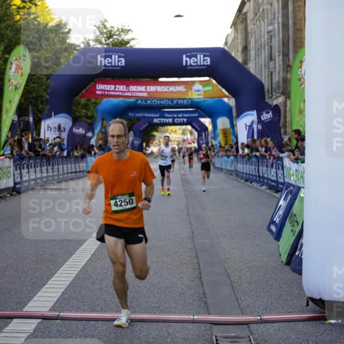 01.09.2024 - BARMER Alsterlauf Kathrin Stürmer Photography http://msf.ph/oto/6969618 01.09.2024 09:37:45 Ziel 2168, 2207, 2504, 2613, 3446, 3473, 3629, 3640, 3810, 3891, 4119, 4337, 4370, 4374, 4415, 4416, 4545, 4595, 4622, 4848, 4861, 4935, 5015, 8040, 8169, 8176, 8205, 8228, 8250, 8306, 3095, 3177, 4250, 4792 meine-sportfotos.de