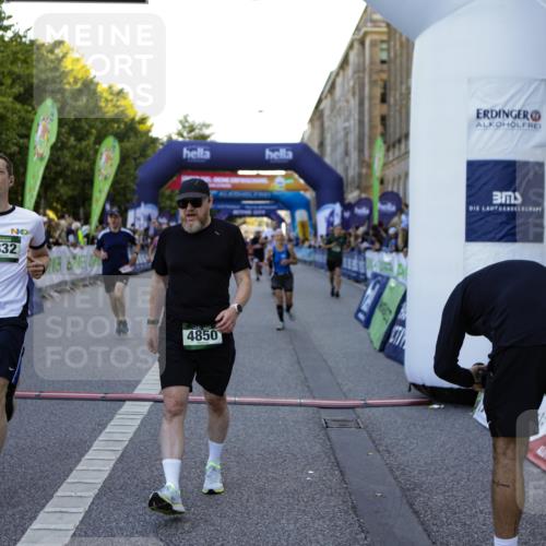 01.09.2024 - BARMER Alsterlauf Kathrin Stürmer Photography http://msf.ph/oto/6970161 01.09.2024 09:58:39 Ziel 2425, 2441, 2467, 2582, 2684, 2895, 2897, 3033, 3154, 3201, 3243, 3249, 3283, 3692, 3717, 3977, 3983, 4230, 4266, 4268, 4596, 4682, 4779, 5018, 5040, 5192, 5193, 5199, 5251, 8218, 8256, 2037, 2403, 2649, 2832, 2868, 3438, 3755, 3856, 3894, 4071, 4474, 4618, 4850, 4888, 5126, 8202 meine-sportfotos.de