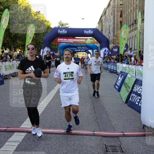 01.09.2024 - BARMER Alsterlauf Kathrin Stürmer Photography http://msf.ph/oto/6970576 01.09.2024 10:02:49 Ziel 2033, 2154, 2474, 2500, 2569, 2651, 2988, 2989, 3099, 3159, 3708, 3709, 3818, 4062, 4063, 4307, 4953, 4954, 5063, 8284, 8285, 2227, 2274, 2275, 2555, 2740, 2884, 3046, 3072, 3162, 3308, 3373, 3393, 3523, 3593, 3759, 3805, 3860, 3928, 3986, 4026, 4046, 4175, 4176, 4216, 4378, 4507, 4841, 4906, 4912, 4966, 5145, 5238, 8296 meine-sportfotos.de