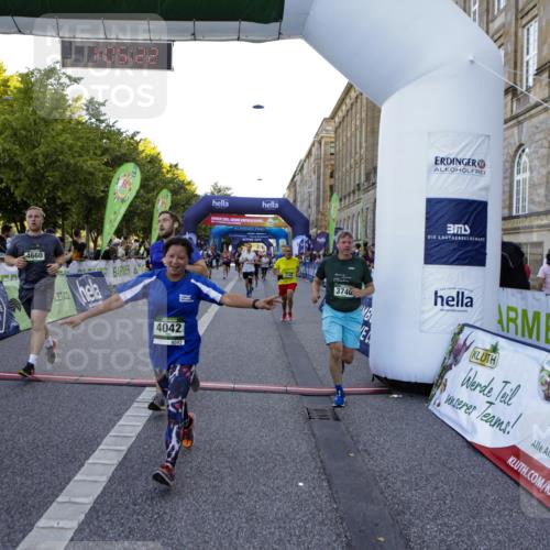 01.09.2024 - BARMER Alsterlauf Kathrin Stürmer Photography http://msf.ph/oto/6970807 01.09.2024 10:05:20 Ziel 2115, 2199, 2507, 2792, 2889, 2979, 3910, 3911, 5112, 5311, 2096, 2478, 2494, 2746, 2748, 2845, 3172, 3232, 3237, 3492, 3607, 3740, 3785, 3786, 3985, 4030, 4042, 4094, 4219, 4421, 4530, 4535, 4616, 4660, 4940, 4965, 5154, 5182, 5185, 5194, 8333 meine-sportfotos.de