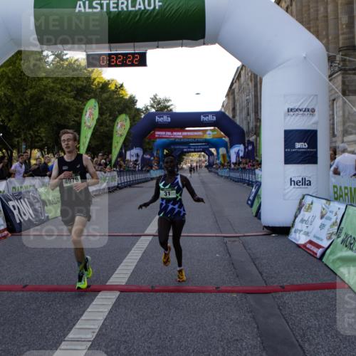01.09.2024 - BARMER Alsterlauf Kathrin Stürmer Photography http://msf.ph/oto/6977007 01.09.2024 09:32:20 Ziel 15, 31, 4976 meine-sportfotos.de