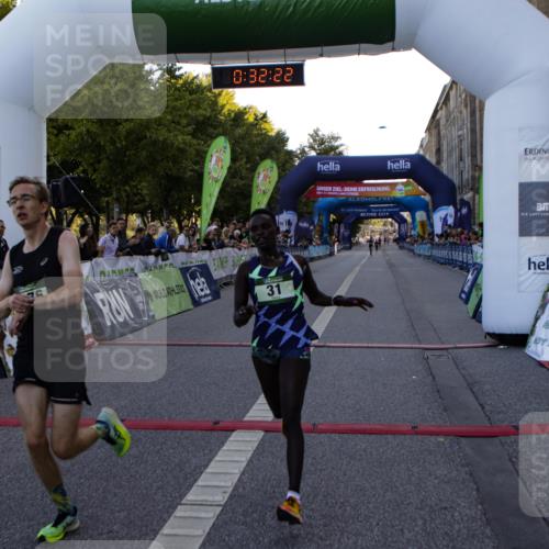 01.09.2024 - BARMER Alsterlauf Kathrin Stürmer Photography http://msf.ph/oto/6977011 01.09.2024 09:32:21 Ziel 15, 31, 4976 meine-sportfotos.de