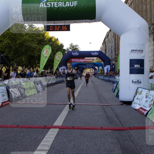 01.09.2024 - BARMER Alsterlauf Kathrin Stürmer Photography http://msf.ph/oto/6977015 01.09.2024 09:32:35 Ziel 9, 15, 17, 33, 5048 meine-sportfotos.de