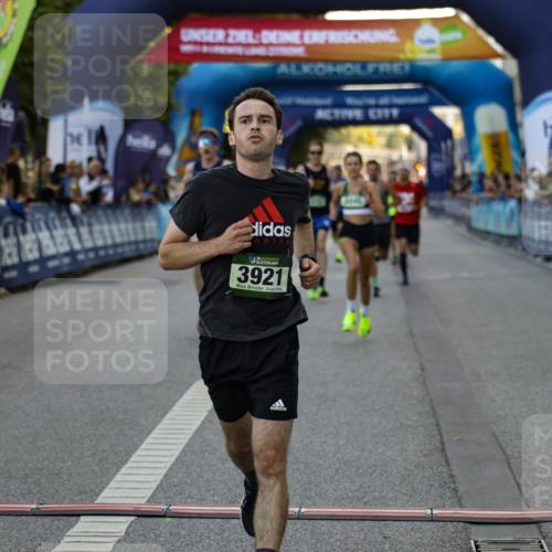 01.09.2024 - BARMER Alsterlauf Kathrin Stürmer Photography http://msf.ph/oto/6977173 01.09.2024 09:39:31 Ziel 1101, 2151, 2262, 3827, 3921, 3973, 4283, 4388, 4574, 4580, 4837, 5045, 8196, 8385 meine-sportfotos.de