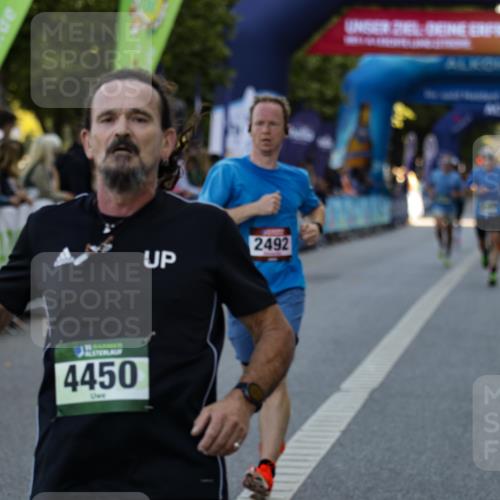 01.09.2024 - BARMER Alsterlauf Kathrin Stürmer Photography http://msf.ph/oto/6977360 01.09.2024 09:43:03 Ziel 2492, 2626, 2951, 3114, 3305, 4049, 4167, 4290, 4450, 4538, 5287, 8132, 8194, 8236, 8387 meine-sportfotos.de