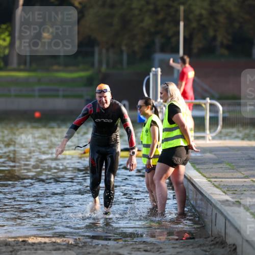08.09.2024 - Stadtparktriathlon Michael Strokosch http://msf.ph/oto/7017397 08.09.2024 08:49:24 Schwimmen 2 meine-sportfotos.de
