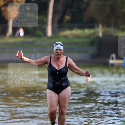 08.09.2024 - Stadtparktriathlon Michael Strokosch http://msf.ph/oto/7026411 08.09.2024 09:53:08 Schwimmen 235 meine-sportfotos.de