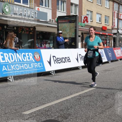 15.09.2024 - PSD Bank Halbmarathon Michael Strokosch http://msf.ph/oto/7055349 15.09.2024 12:41:05 Ziel 3354, 3355, 3462 meine-sportfotos.de