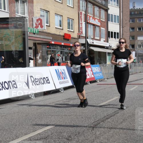 15.09.2024 - PSD Bank Halbmarathon Michael Strokosch http://msf.ph/oto/7055391 15.09.2024 12:41:14 Ziel 3354, 3355 meine-sportfotos.de