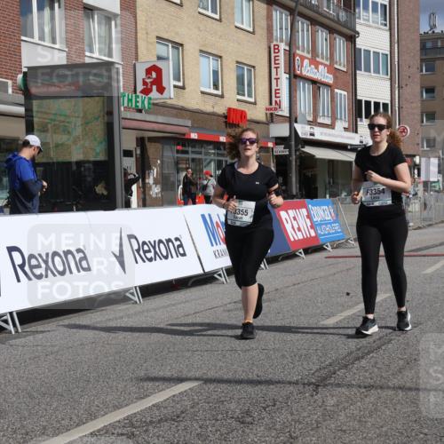 15.09.2024 - PSD Bank Halbmarathon Michael Strokosch http://msf.ph/oto/7055393 15.09.2024 12:41:14 Ziel 3354, 3355 meine-sportfotos.de