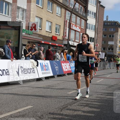 15.09.2024 - PSD Bank Halbmarathon Michael Strokosch http://msf.ph/oto/7060270 15.09.2024 11:42:36 Ziel 715, 956, 1116, 1213, 1292, 1468, 1479, 1589, 1719, 2610, 2659 meine-sportfotos.de