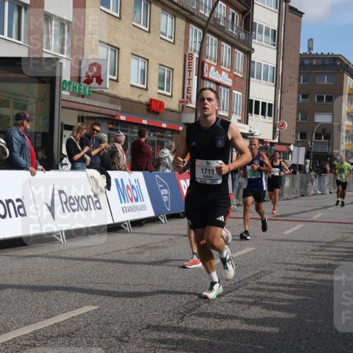15.09.2024 - PSD Bank Halbmarathon Michael Strokosch http://msf.ph/oto/7060272 15.09.2024 11:42:36 Ziel 715, 956, 1116, 1213, 1292, 1468, 1479, 1589, 1719, 2610, 2659 meine-sportfotos.de