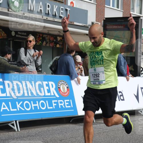 15.09.2024 - PSD Bank Halbmarathon Michael Strokosch http://msf.ph/oto/7060315 15.09.2024 11:42:42 Ziel 715, 760, 956, 1116, 1213, 1292, 1298, 1468, 1479, 1496, 1548, 1589, 1719, 2489, 2610, 2659 meine-sportfotos.de