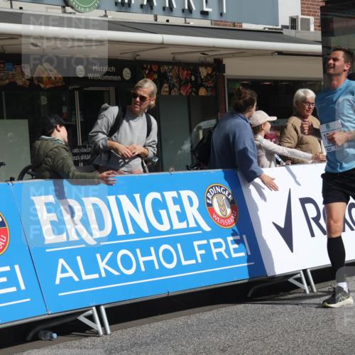 15.09.2024 - PSD Bank Halbmarathon Michael Strokosch http://msf.ph/oto/7062351 15.09.2024 11:48:47 Ziel 958, 1102, 1408, 1689, 1736, 1764, 1819, 2185, 2209, 2644, 2700 meine-sportfotos.de