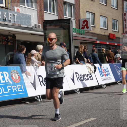 15.09.2024 - PSD Bank Halbmarathon Michael Strokosch http://msf.ph/oto/7062709 15.09.2024 11:49:52 Ziel 970, 1475, 1525, 1616, 1680, 1692, 1763, 1796, 1892, 1989, 2096, 2678, 2768, 2857 meine-sportfotos.de