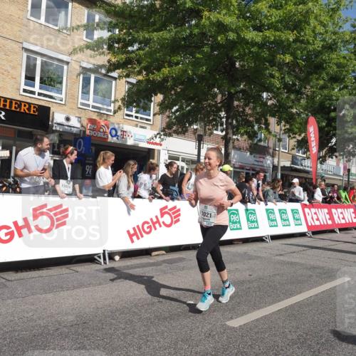 15.09.2024 - PSD Bank Halbmarathon Miley Keyser http://msf.ph/oto/7064430 15.09.2024 12:14:35 Ziel 1896, 1996, 2350, 3021, 3132 meine-sportfotos.de