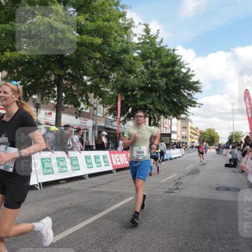 15.09.2024 - PSD Bank Halbmarathon Miley Keyser http://msf.ph/oto/7067009 15.09.2024 12:18:08 Ziel 789, 1959, 2169, 2298, 2762, 2916, 2971, 2991, 3070, 3074, 3084, 3137, 3208, 3382, 3498 meine-sportfotos.de