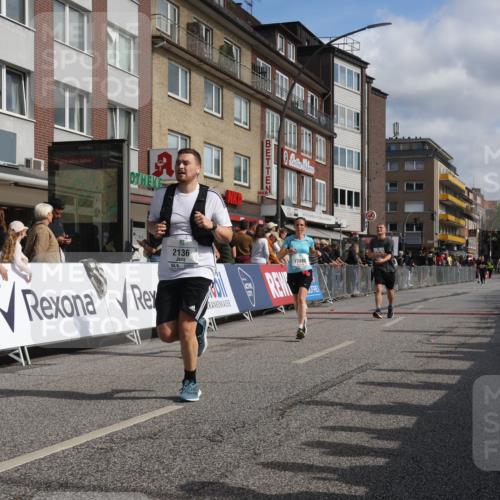 15.09.2024 - PSD Bank Halbmarathon Michael Strokosch http://msf.ph/oto/7068017 15.09.2024 12:04:00 Ziel 1674, 1741, 1756, 2136, 2363, 2372, 2720, 2880, 2943, 2945 meine-sportfotos.de