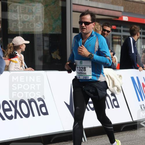 15.09.2024 - PSD Bank Halbmarathon Michael Strokosch http://msf.ph/oto/7069095 15.09.2024 12:06:56 Ziel 796, 797, 1328, 1933, 2806, 2919, 3019, 3180, 3181 meine-sportfotos.de