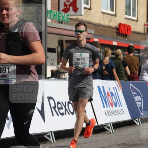 15.09.2024 - PSD Bank Halbmarathon Michael Strokosch http://msf.ph/oto/7070337 15.09.2024 12:08:47 Ziel 1664, 1699, 1786, 1912, 1949, 2088, 2240, 2621, 2796, 2891, 2908, 3200, 3559 meine-sportfotos.de