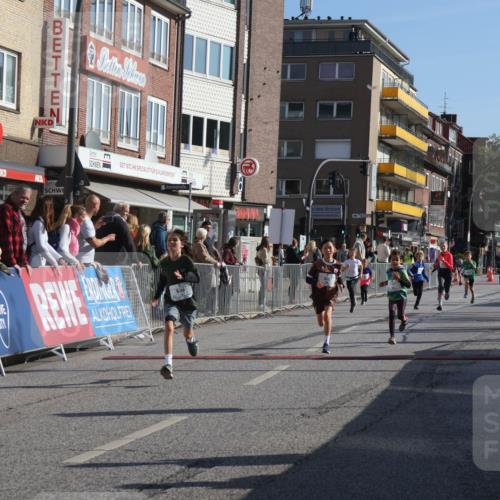 15.09.2024 - PSD Bank Halbmarathon Michael Strokosch http://msf.ph/oto/7071116 15.09.2024 10:27:41 Ziel 27, 28, 37, 73, 101, 103, 108, 122, 125, 128, 138, 159, 204, 249, 296 meine-sportfotos.de