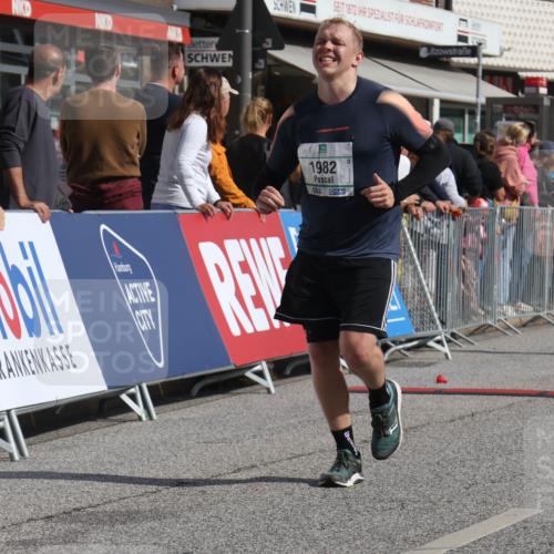 15.09.2024 - PSD Bank Halbmarathon Michael Strokosch http://msf.ph/oto/7073433 15.09.2024 12:13:09 Ziel 1815, 1982, 2064, 2100, 2300, 2393, 2732, 2856, 3254, 3497 meine-sportfotos.de