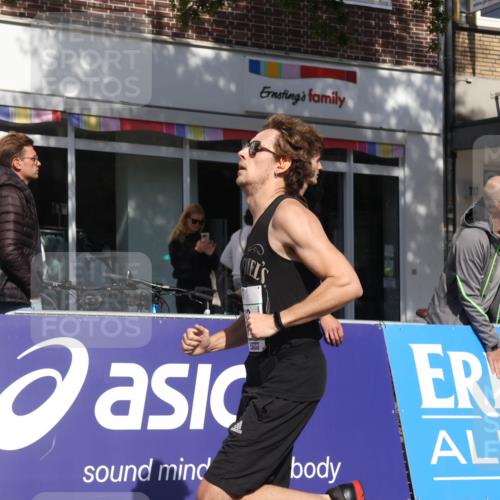 15.09.2024 - PSD Bank Halbmarathon Michael Strokosch http://msf.ph/oto/7073496 15.09.2024 12:13:15 Ziel 1982, 2050, 2064, 2099, 2100, 2148, 2203, 2393, 3043, 3044, 3497 meine-sportfotos.de