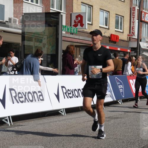 15.09.2024 - PSD Bank Halbmarathon Michael Strokosch http://msf.ph/oto/7073556 15.09.2024 12:13:19 Ziel 1982, 2050, 2064, 2099, 2100, 2148, 2178, 2203, 2393, 3043, 3044, 3497 meine-sportfotos.de