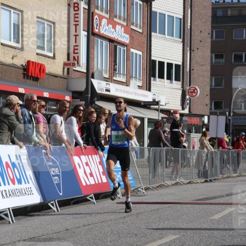 15.09.2024 - PSD Bank Halbmarathon Michael Strokosch http://msf.ph/oto/7075075 15.09.2024 11:04:43 Ziel 451, 453 meine-sportfotos.de