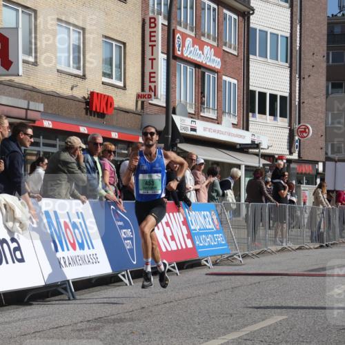 15.09.2024 - PSD Bank Halbmarathon Michael Strokosch http://msf.ph/oto/7075086 15.09.2024 11:04:44 Ziel 451, 453 meine-sportfotos.de