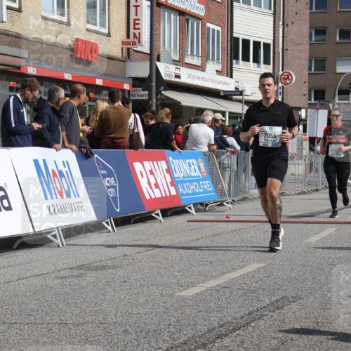 15.09.2024 - PSD Bank Halbmarathon Michael Strokosch http://msf.ph/oto/7075389 15.09.2024 12:15:40 Ziel 985, 2007, 2055, 2318, 3509 meine-sportfotos.de