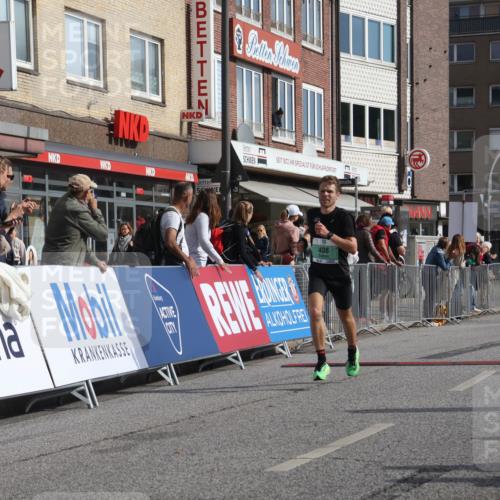 15.09.2024 - PSD Bank Halbmarathon Michael Strokosch http://msf.ph/oto/7075963 15.09.2024 11:08:00 Ziel 408, 479, 483 meine-sportfotos.de