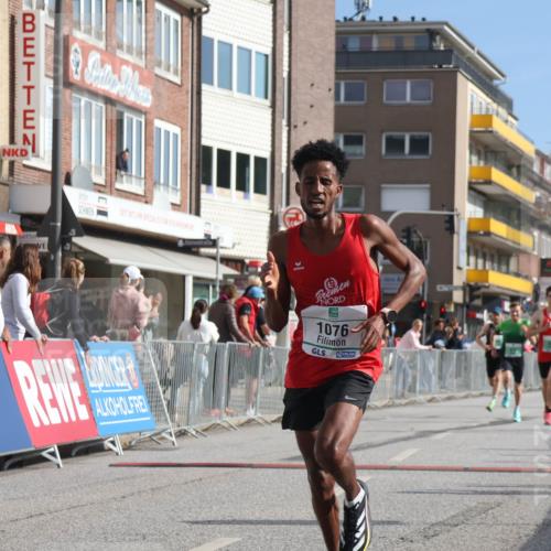 15.09.2024 - PSD Bank Halbmarathon Michael Strokosch http://msf.ph/oto/7076244 15.09.2024 11:08:29 Ziel 474, 475, 477, 487, 493, 562, 1076 meine-sportfotos.de
