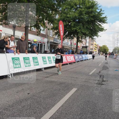 15.09.2024 - PSD Bank Halbmarathon Miley Keyser http://msf.ph/oto/7078046 15.09.2024 12:39:13 Ziel 3332, 3333, 3367 meine-sportfotos.de