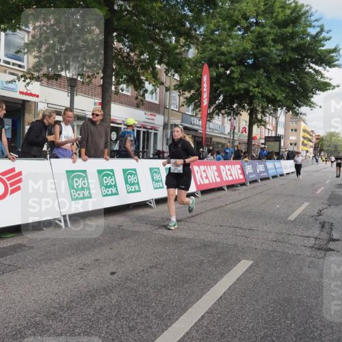 15.09.2024 - PSD Bank Halbmarathon Miley Keyser http://msf.ph/oto/7078055 15.09.2024 12:39:13 Ziel 3332, 3333, 3367 meine-sportfotos.de