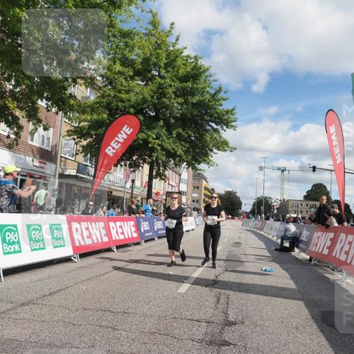 15.09.2024 - PSD Bank Halbmarathon Miley Keyser http://msf.ph/oto/7078781 15.09.2024 12:41:21 Ziel 3354, 3355, 3462 meine-sportfotos.de