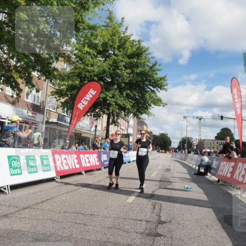 15.09.2024 - PSD Bank Halbmarathon Miley Keyser http://msf.ph/oto/7078795 15.09.2024 12:41:21 Ziel 3354, 3355, 3462 meine-sportfotos.de