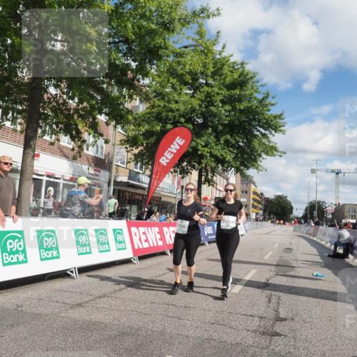 15.09.2024 - PSD Bank Halbmarathon Miley Keyser http://msf.ph/oto/7078822 15.09.2024 12:41:22 Ziel 3354, 3355, 3462 meine-sportfotos.de